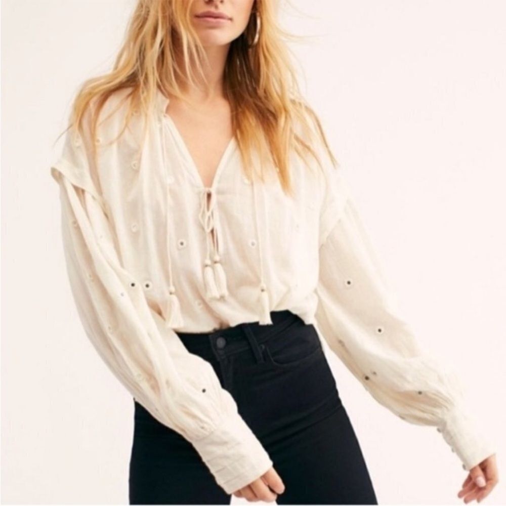 Free People Shine Bright Cream Eyelet Tie-Front
Peasant Blouse ballon sleeves M